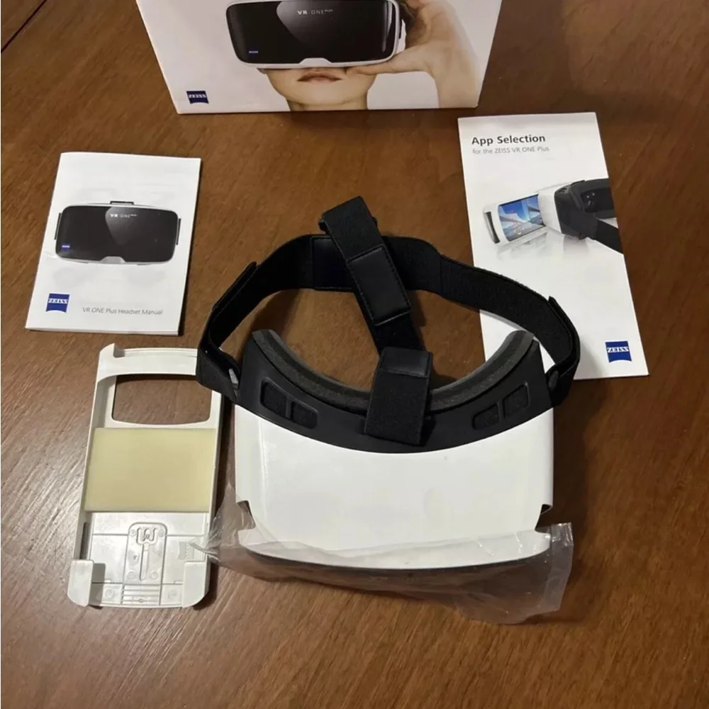 Black and White Smartphone VR Headset with Sleek Design